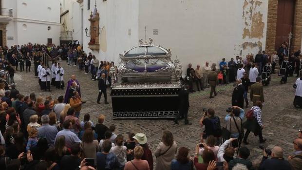 Santo Entierro procesiona en Soledad en Cádiz el Sábado Santo