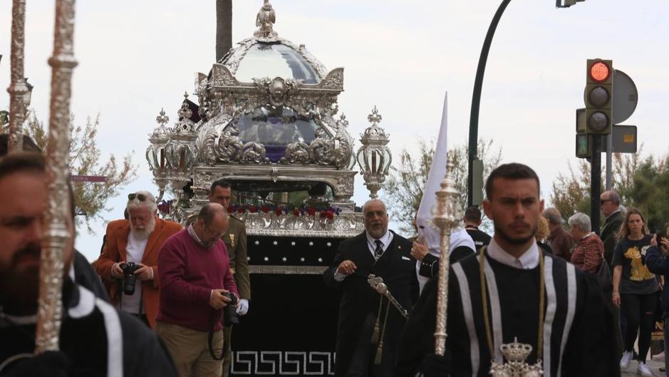 VÍDEO: Santo Entierro procesiona por las calles del Cádiz