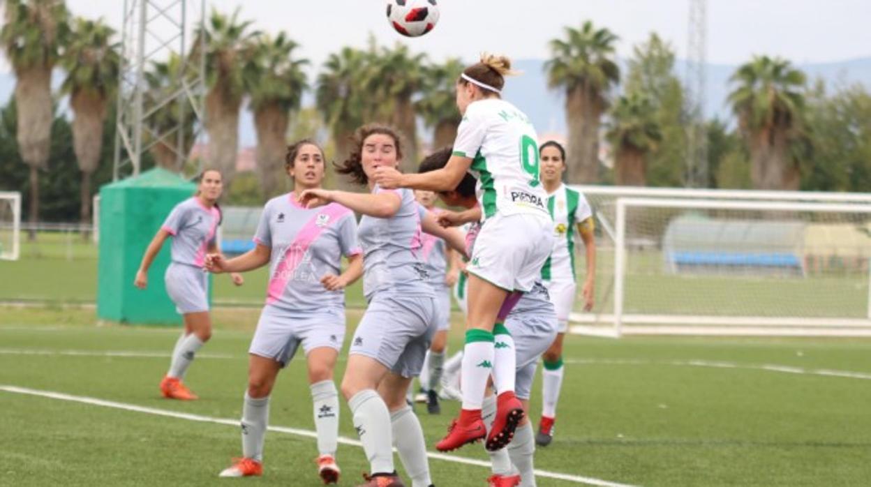 Unas jugadoras del Pozoalbense, ante el Córdoba