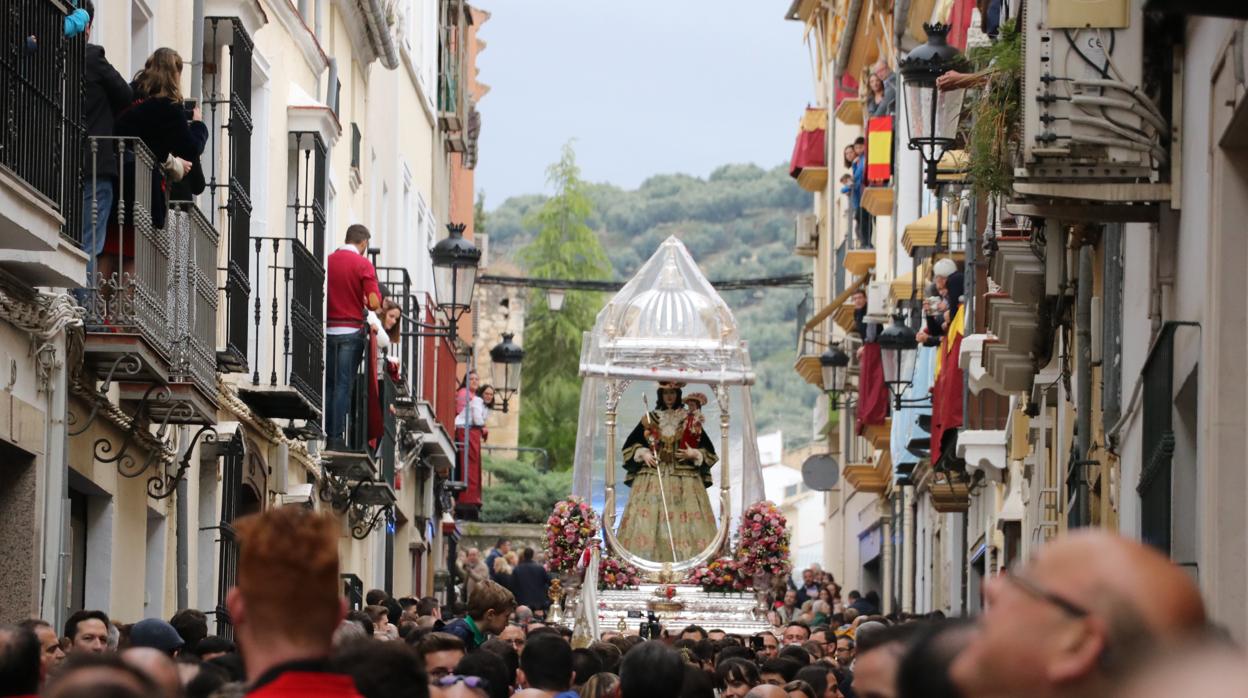 La Virgen de Araceli a su llegada a una de las calles del casco urbano de Lucena