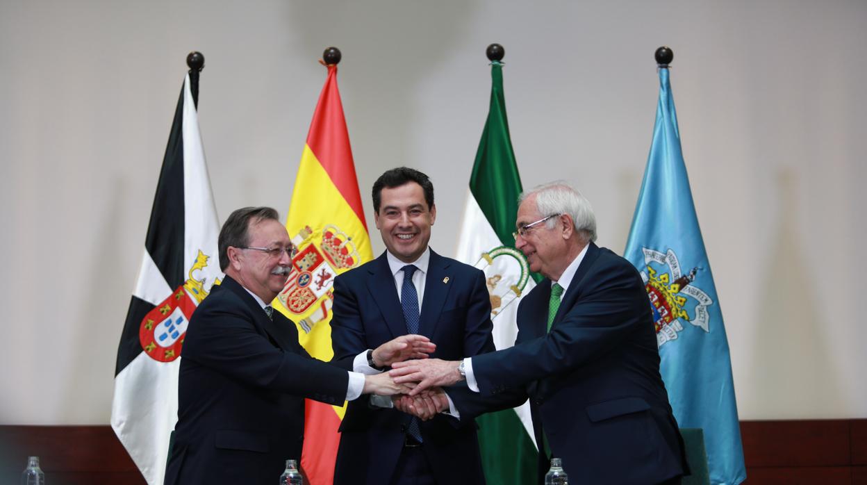 Juan Jesús Vivas, Juanma Moreno y Juan José Imbroda en la firma del acuerdo en San Telmo