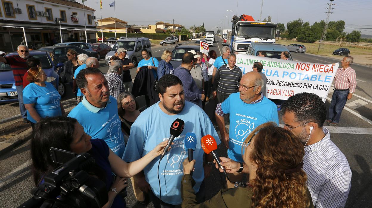 Rafael Salazar, que liderará la lista de Córdoba Crece, atiende a los medios en una protesta de los parcelistas