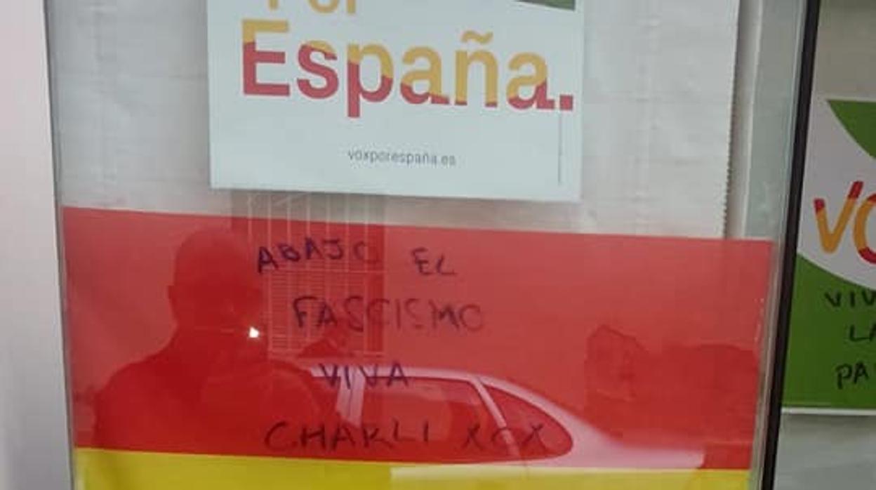 Pintada en la sede de Vox en Linares