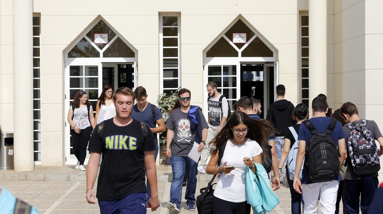 Estudiantes en el Campus de Rabanales