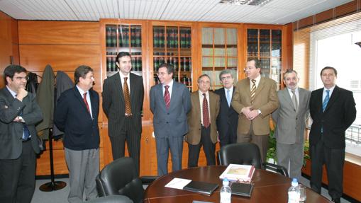 Representantes de las Administraciones tras el acuerdo para el desbloqueo a finales de 2003