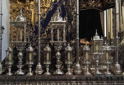 Nuevos faroles del paso de palio de la Virgen del Desconsuelo del Santo Sepulcro