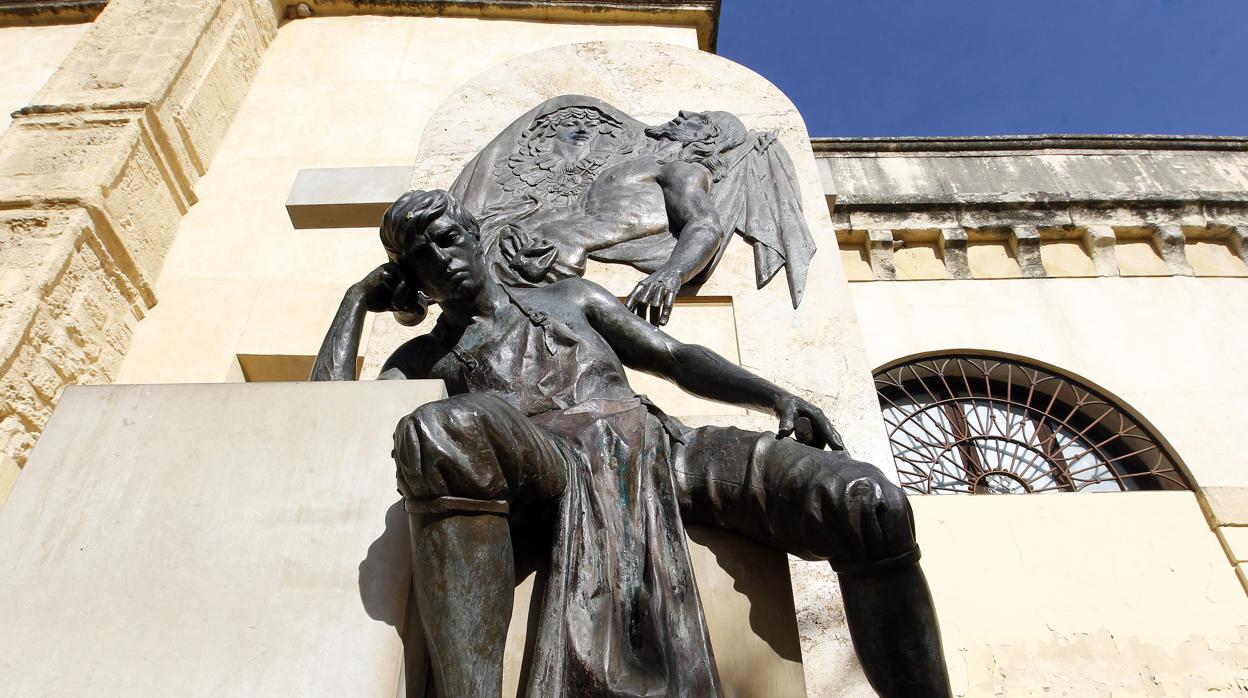 Estatua del imaginero cordobés Juan de Mesa en la plaza de San Pedro en Córdoba capital