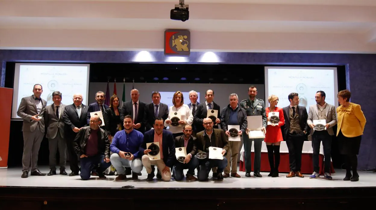 Foto de familia de los premiados por la organización de la Cata del Vino Montilla-Moriles