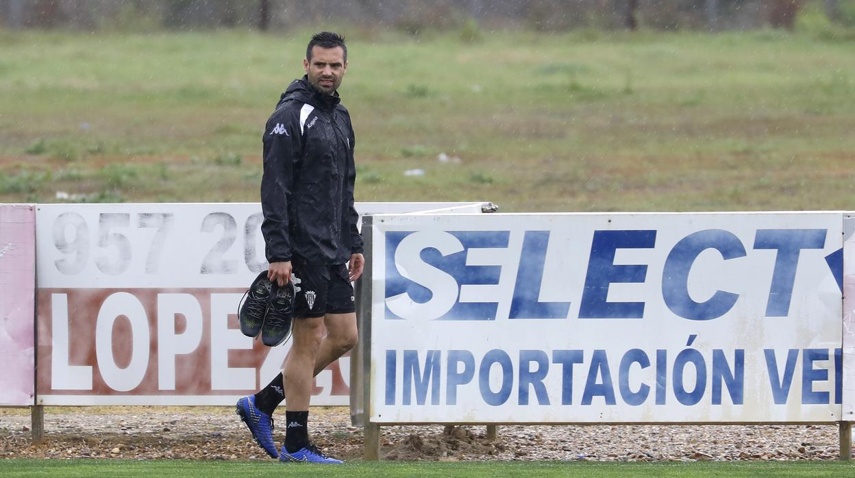 El defensa del Córdoba CF Miguel Flaño se marcha de un entrenamiento