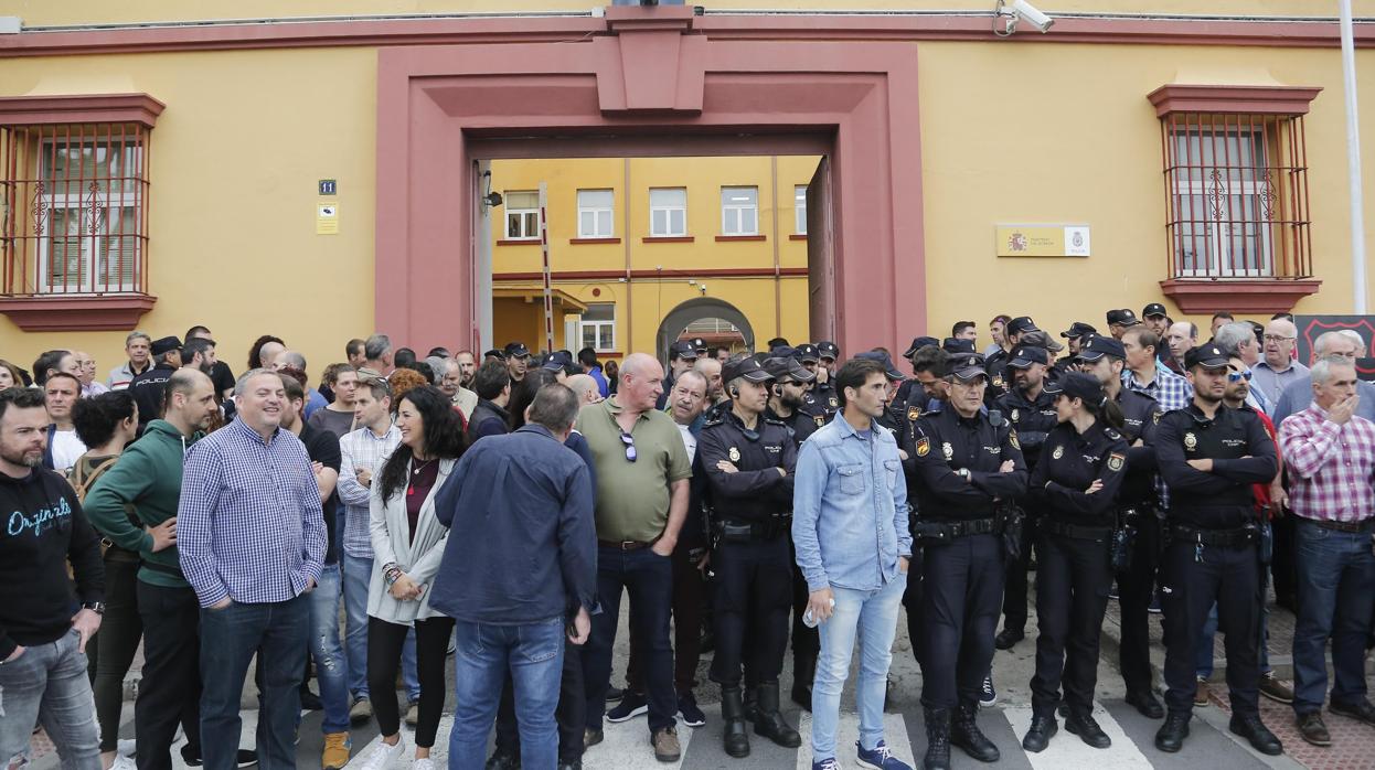 Protesta de agentes de la Policía Nacional ante la Comisaría de Campo Madre de Dios en 2018