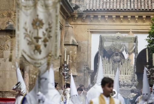 Las campanas en el cortejo del Resucitado custodian insgincia de la cofradía