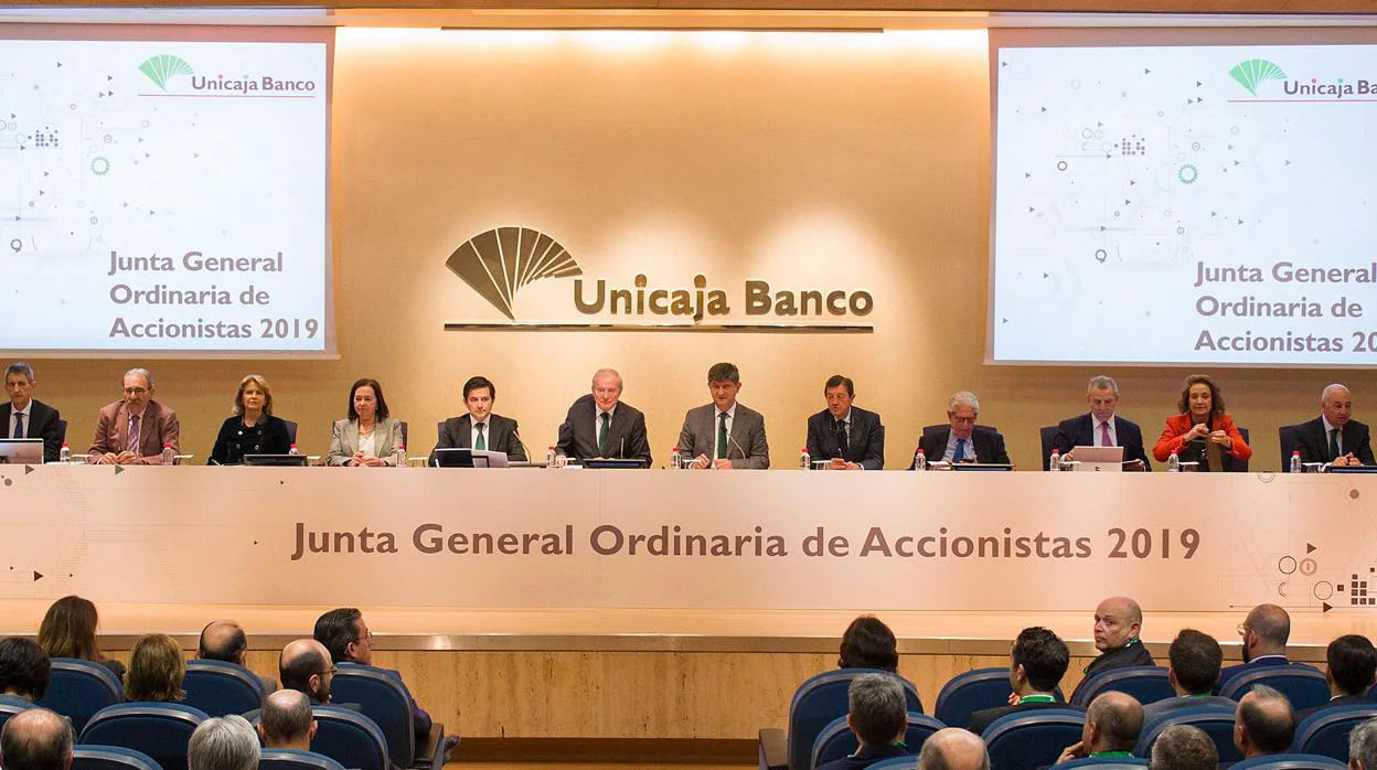El presidente de Unicaja, en el centro, ante sus accionistas