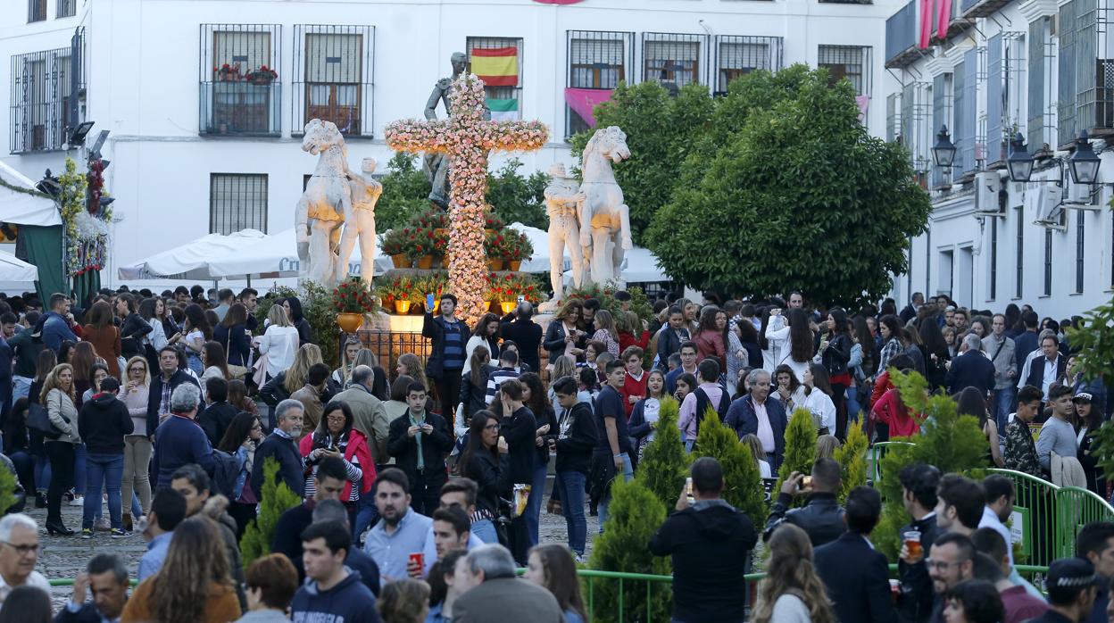 Cruz de Mayo de la hermandad del Resucitado de Córdoba, situada en la plaza del Conde de Priego