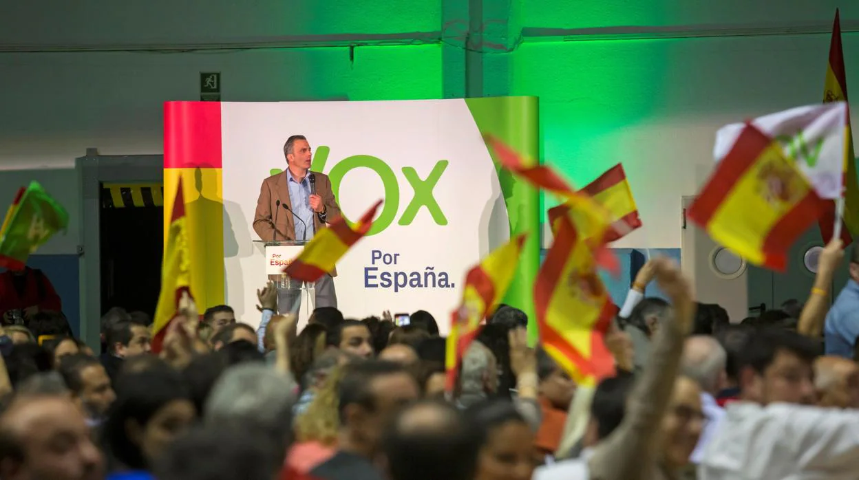 El secretario general de Vox, Javier Ortega Smith, durante el acto electoral que han celebrado esta tarde en el Pabellón Ciudad Jardín de Málaga