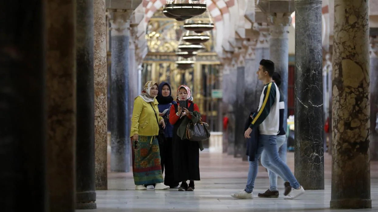 Turistas en la Mezquita-Catedral