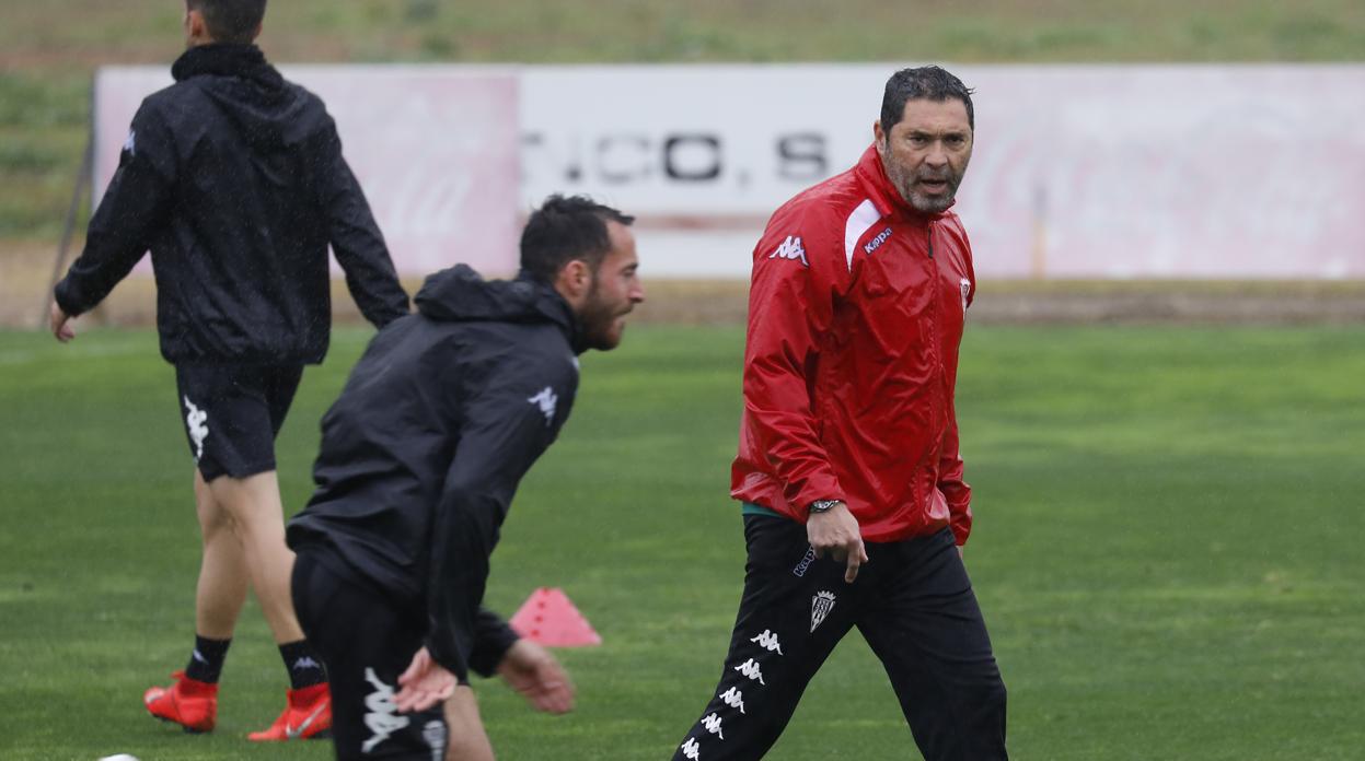 Rafa Navarro dirigiendo un entrenamiento