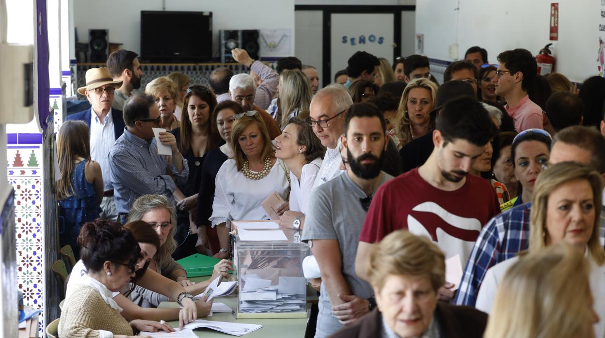 Concurrido aspecto de mesas electorales en el colegio Colón de Córdoba