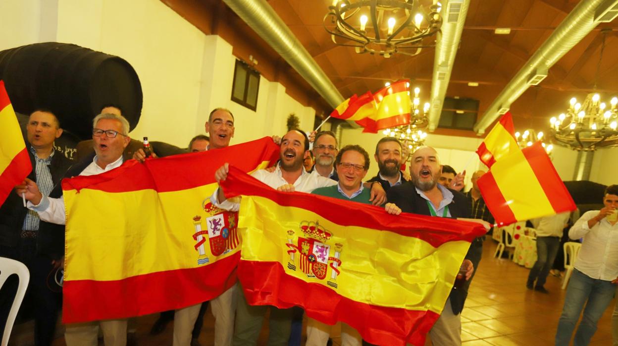 El presidente de Vox en Córdoba, Alejandro Hernández, y el diputado electo José Ramírez, a la derecha