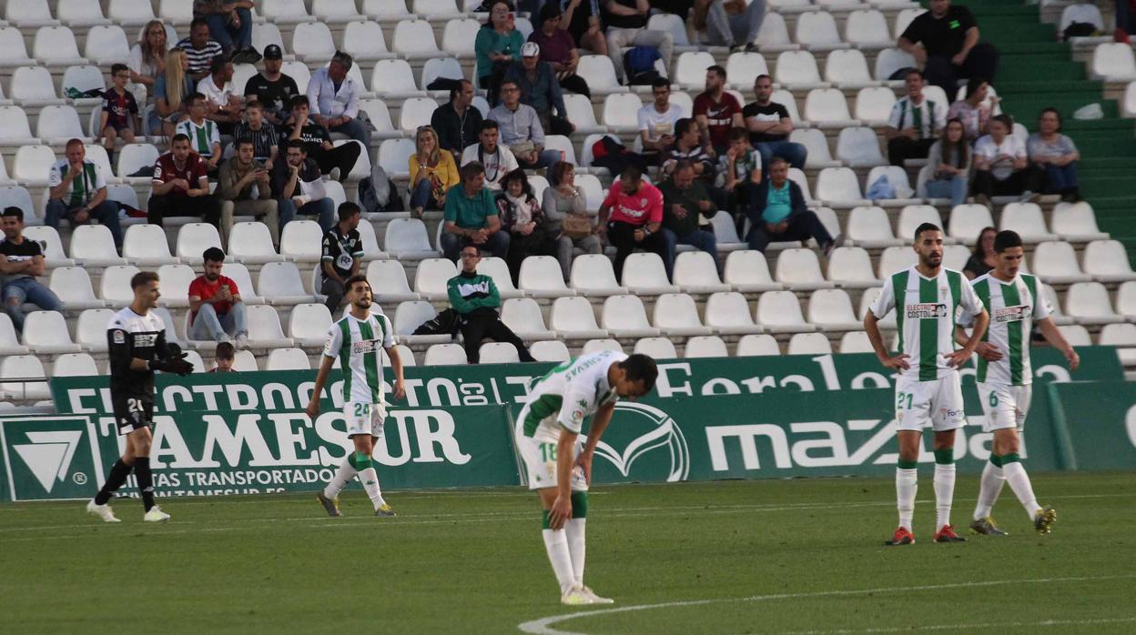 Luis Muñoz, al fondo tras un gol local