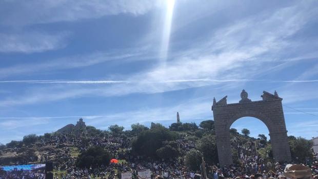 Una multitud honra a la Virgen de la Cabeza en el día grande de la romería de Sierra Morena