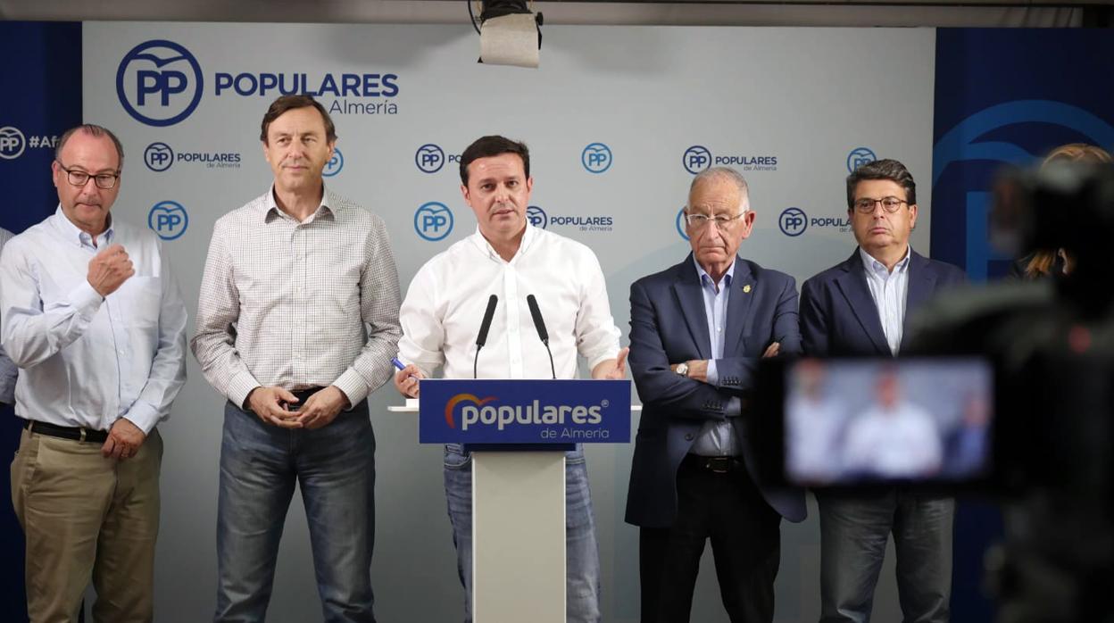 El secretario del PP en Almería, Javier Aureliano García, junto al resto de candidatos tras conocer los resultados..