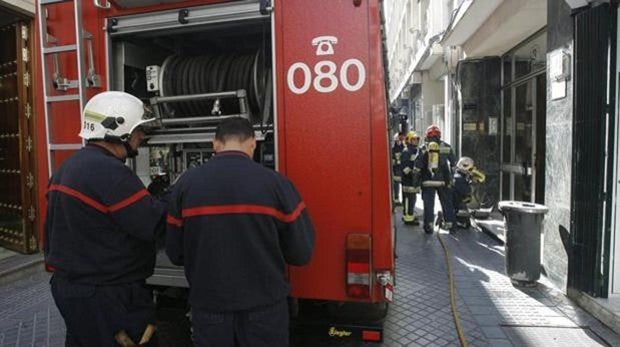 Un herido leve tras la caída de un trozo de cornisa en un edificio de la avenida de Barcelona en Córdoba