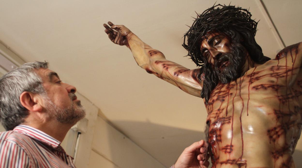 El imaginero Jua Manuel Miñarro trabaja en la imagen del Santísimo Cristo de la Universitaria