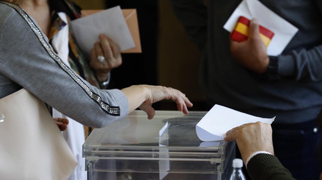 Una persona deposita su voto en una urna de Córdoba capital