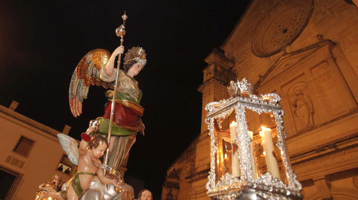 Imagen del Arcángel San Rafael de Córdoba, frente a la basílica menor de San Pedro