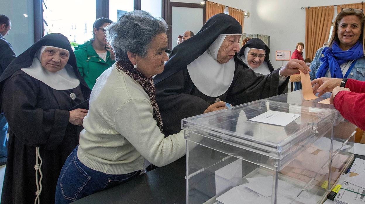 Una religiosa deposita su voto en un colegio electoral de Sanlúcar de Barrameda