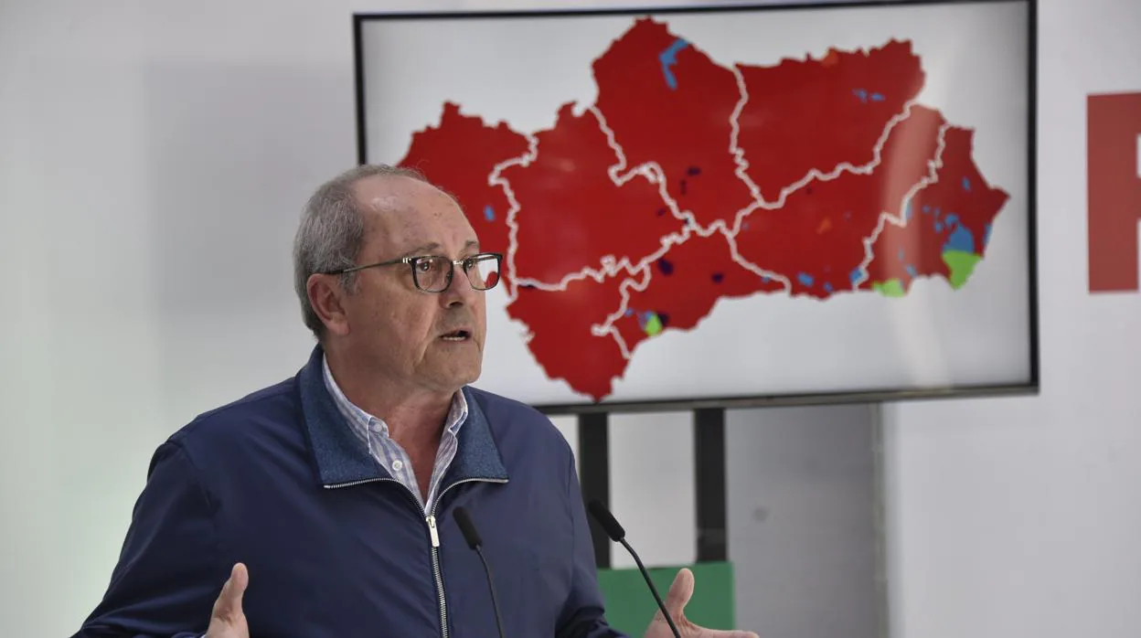 El secretario de Organización del PSOE de Andalucía, Juan Cornejo, este lunes en la sede del PSOE