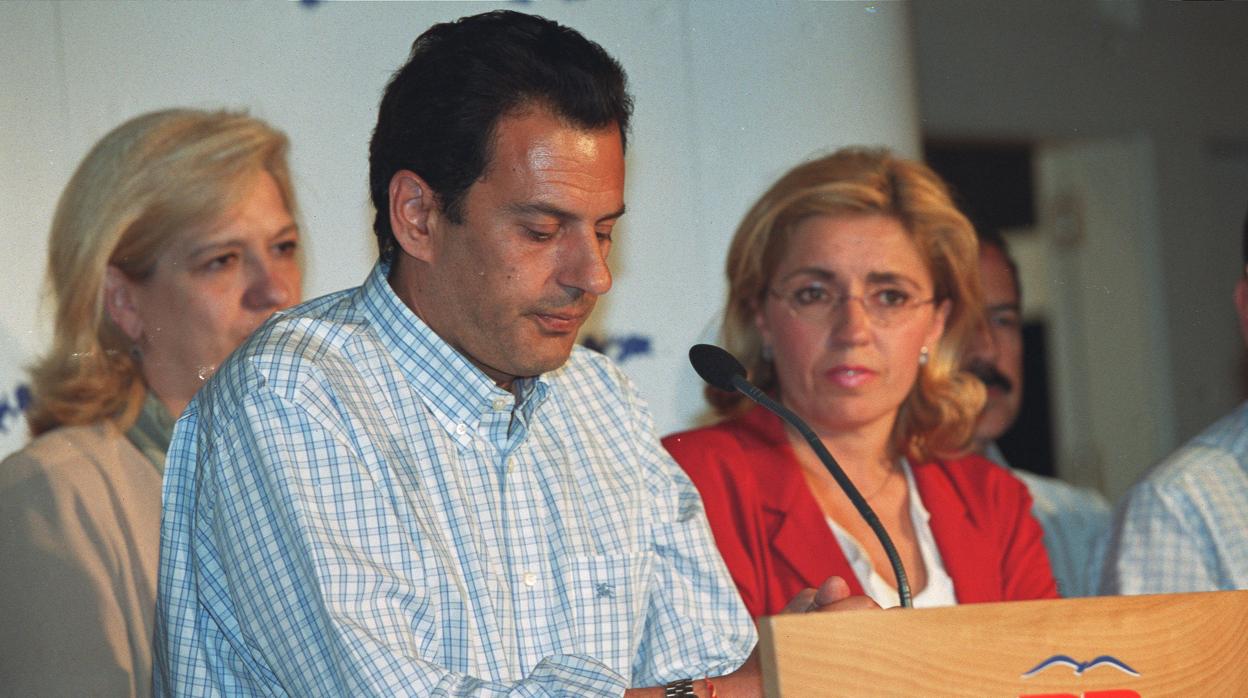 Rafael Merino, alcaldable del PP, en la noche electoral de las municipales de 2003 tras la derrota popular