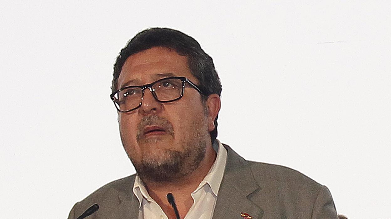 El presidente del grupo parlamentario se dirige a los asistentes en la noche electoral de Vox