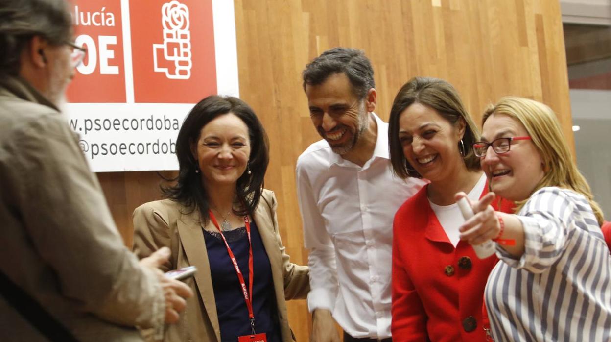 La alcaldesa sonríe durante la noche electoral en la sede del PSOE de Córdoba