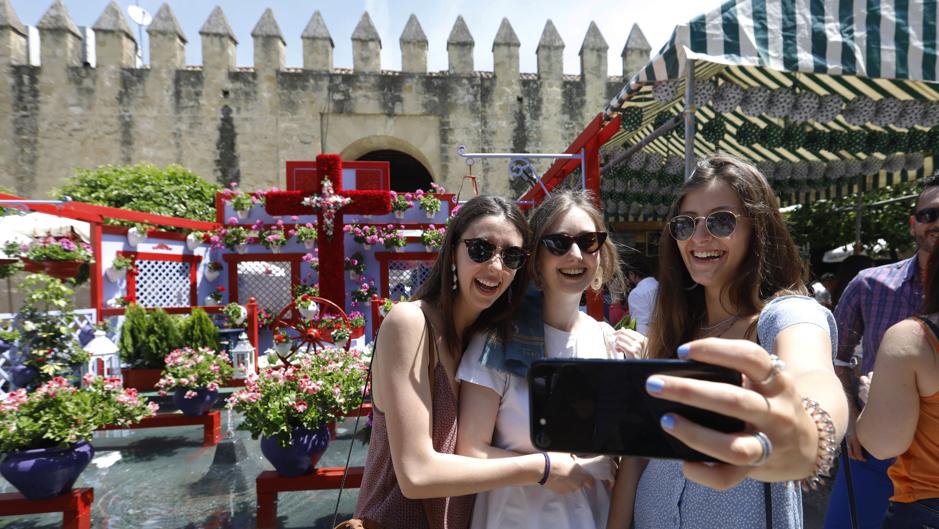 Las Cruces de Mayo ya riegan de alegría los rincones de Córdoba