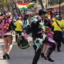 Un mariachi entre las casetas de México