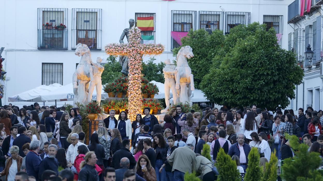 Cruz de mayo de la cofradía de Jesús Resucitado en la plaza del Conde de Priego