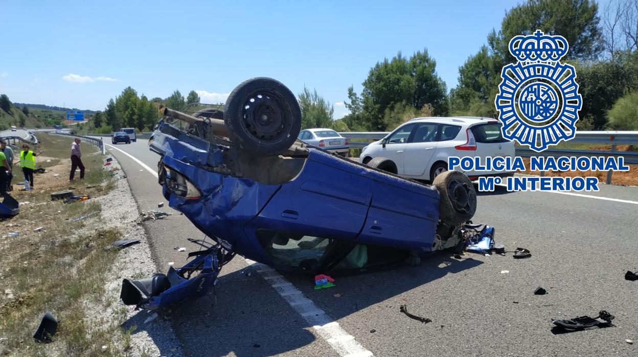 Estado en el que ha quedado el vehículo accidentado en la autovía