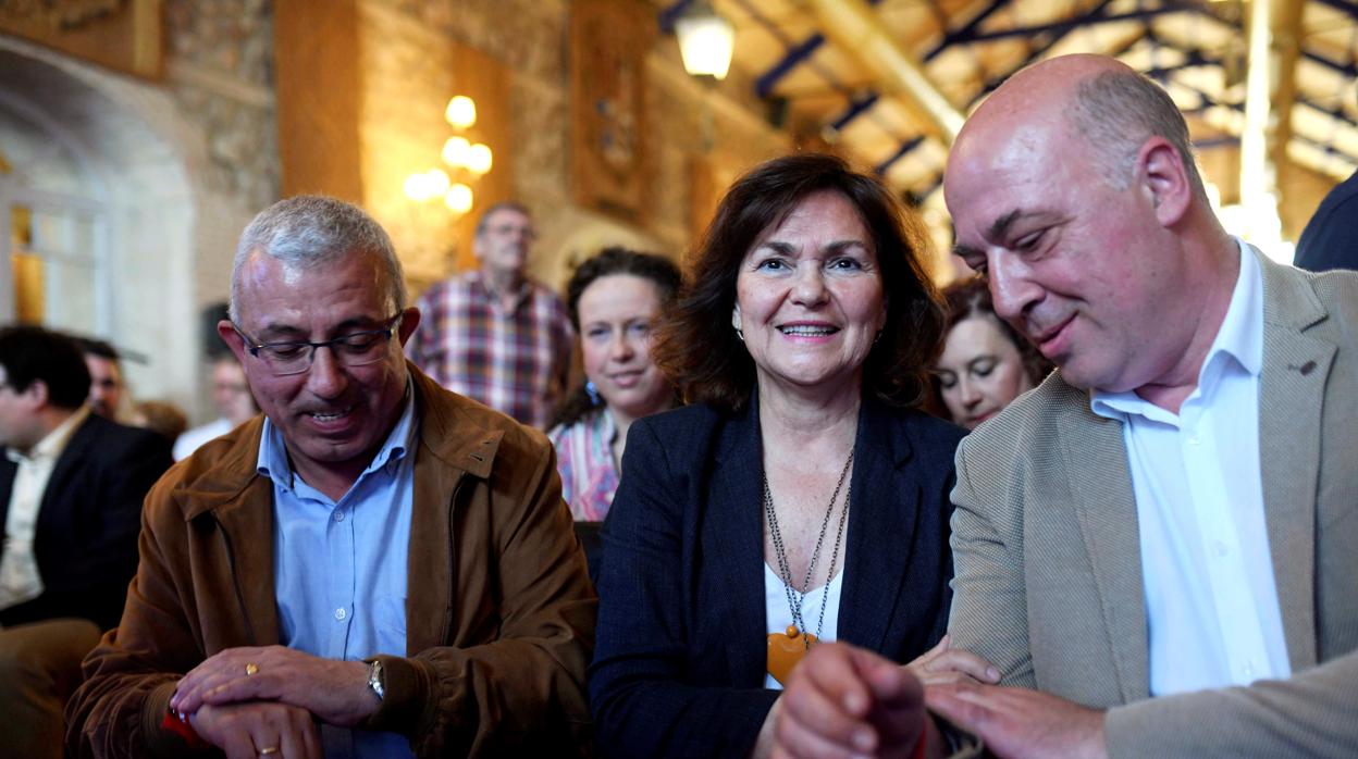 Carmen Calvo, junto al presidente de la Diputación de Córdoba, en su visita a Cabra