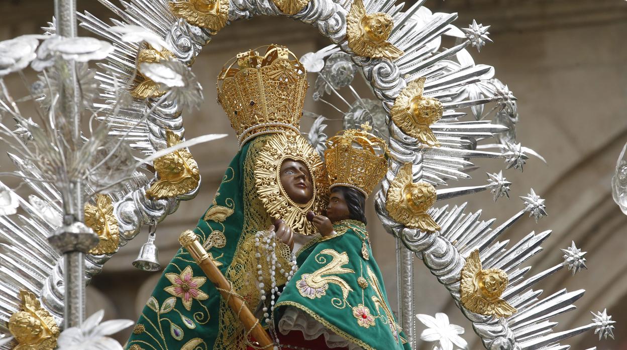 La Virgen de la Cabeza de Córdoba realiza su salida procesional desde la parroquia de San Francisco