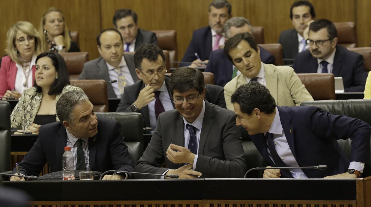 Juanma Moreno junto a Juan Marín y Elías Bendodo en el pleno