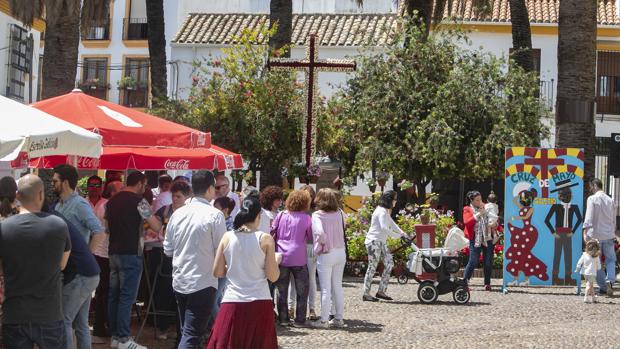 La Policía impone 31 denuncias por botellón en las Cruces de Mayo y otra por vender alcohol a menores