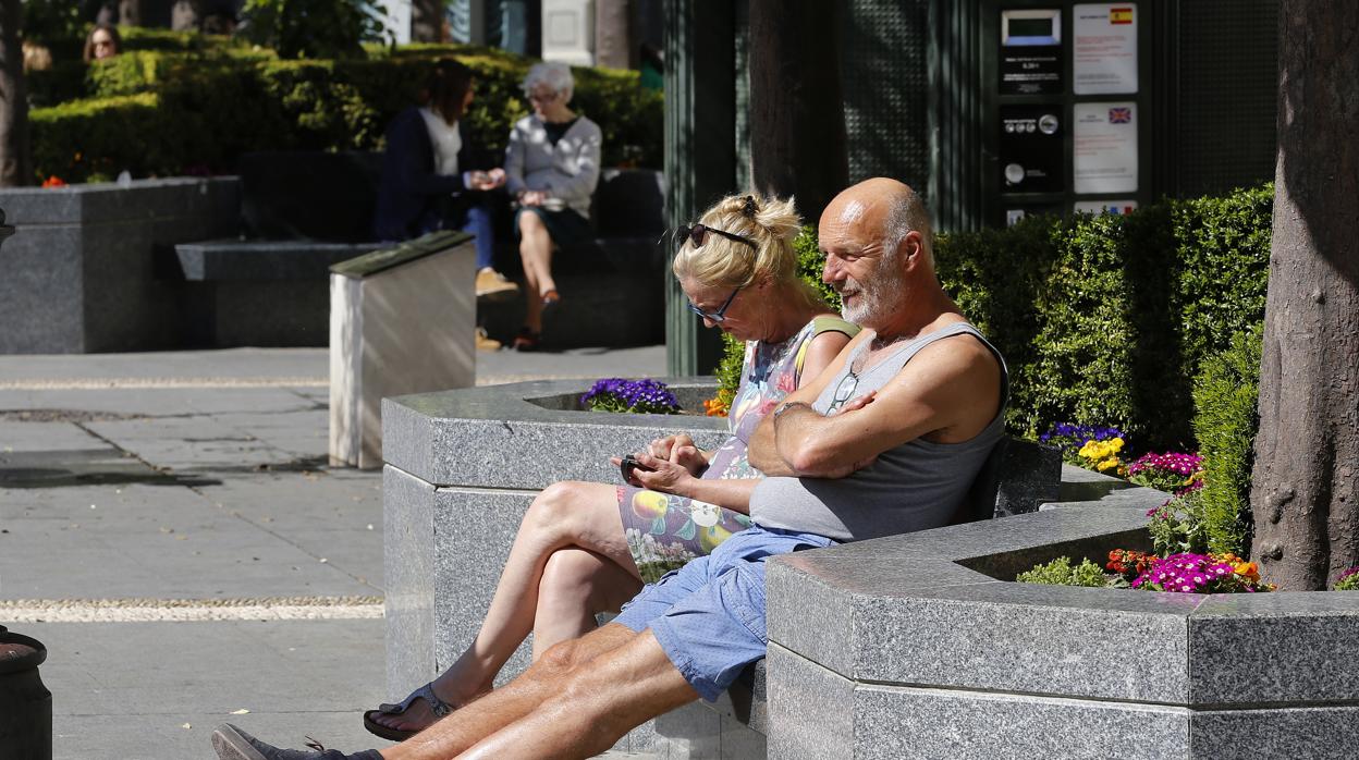 Turistas disfrutando del sol en la plaza de Tendillas