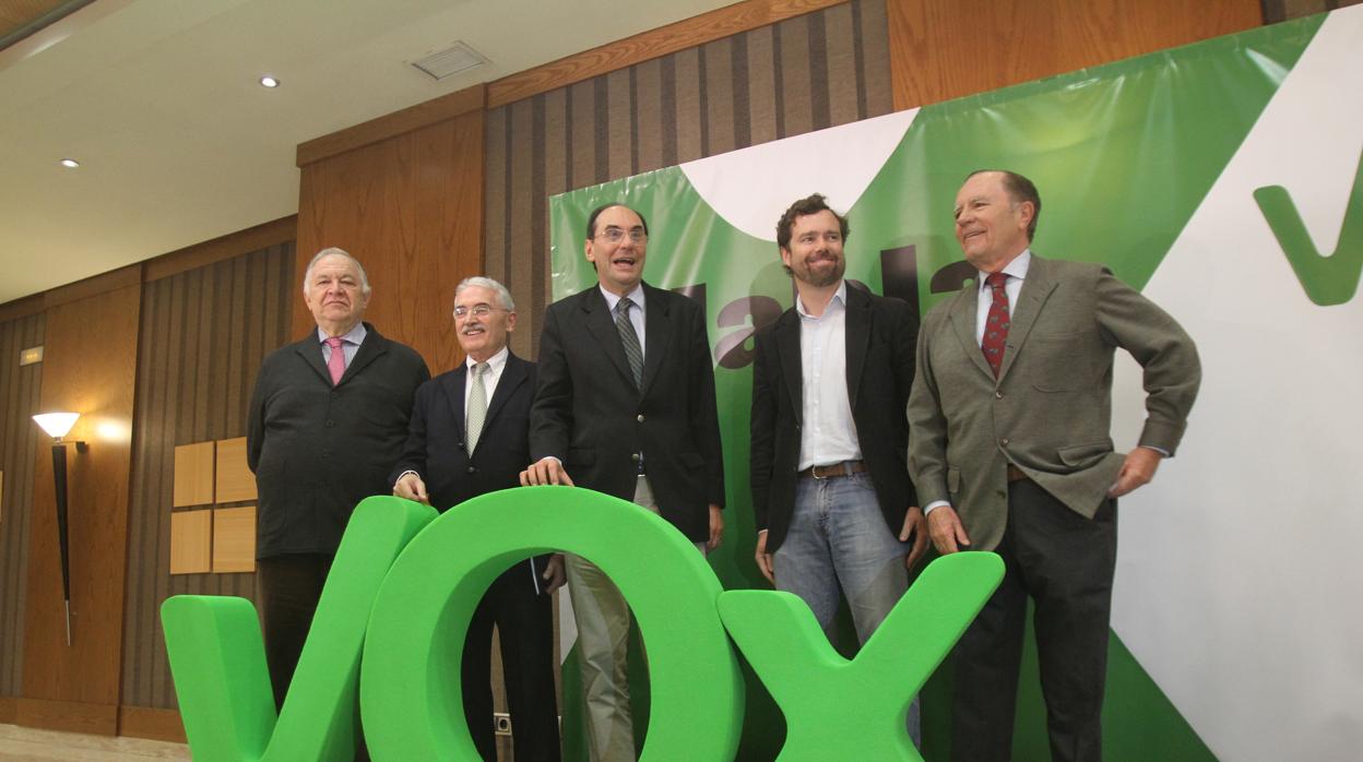 De la Torre, segundo por la izquierda, junto a Vidal Quadras y Espinosa de los Monteros en marzo de 2014 en Córdoba