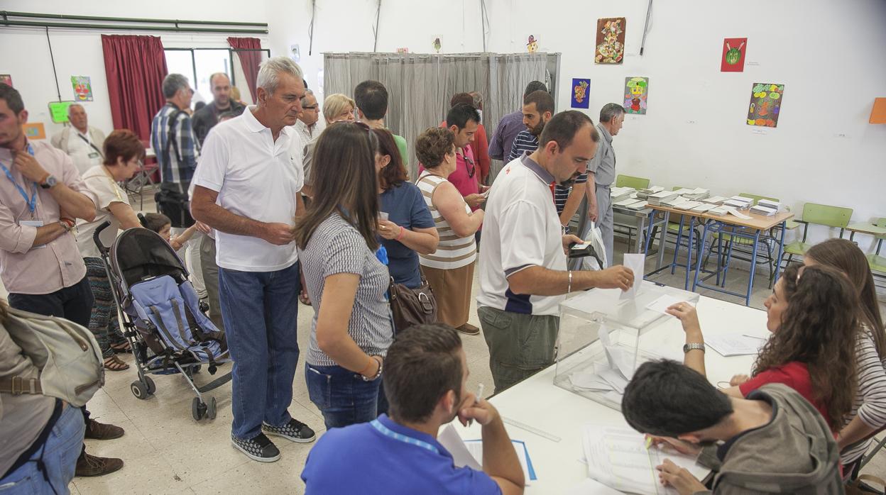 Jornada electoral en el colegio Los Califas de la capital en las pasadas municipales en Córdoba