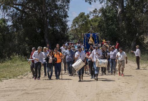 Dos tamborileros precedían a los peregrinos a su llegada a la aldea