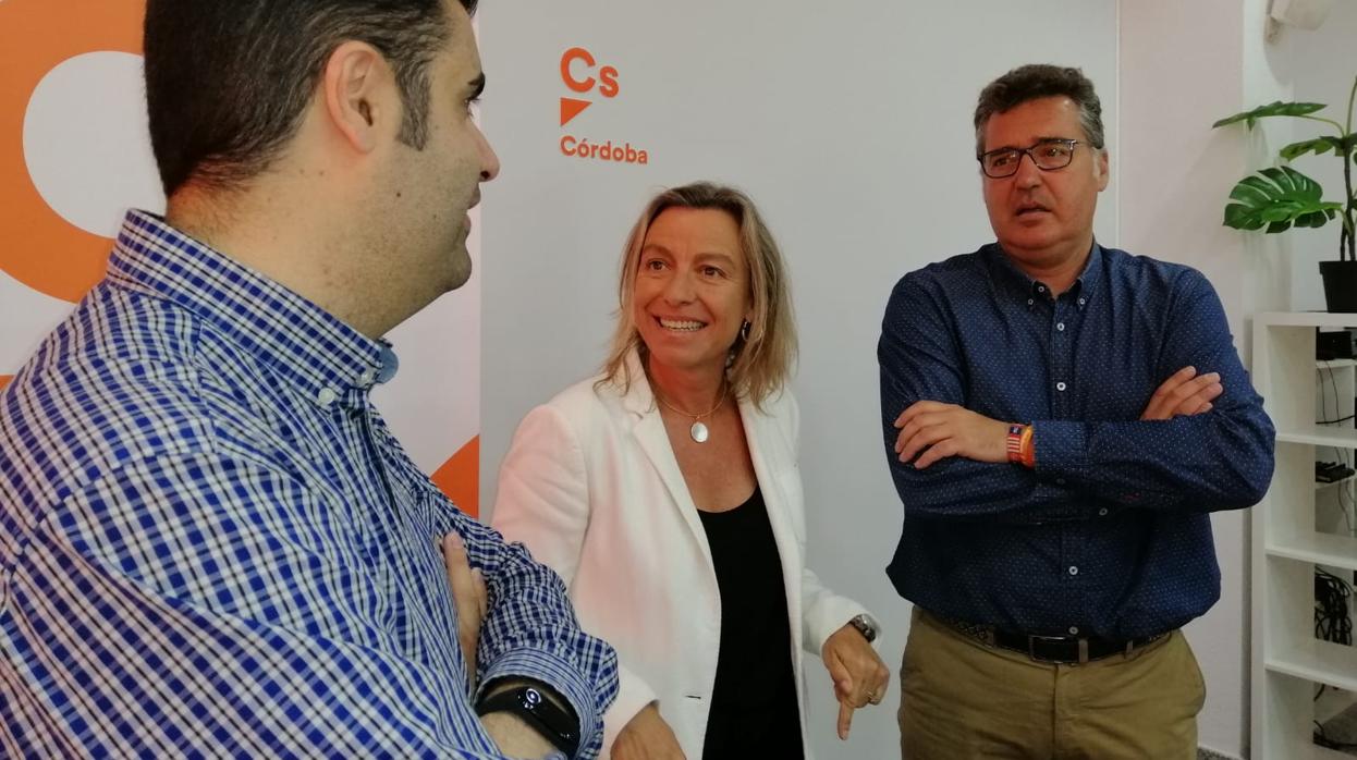 La candidata de Cs, Isabel Albás, hoy antes de atender a los medios