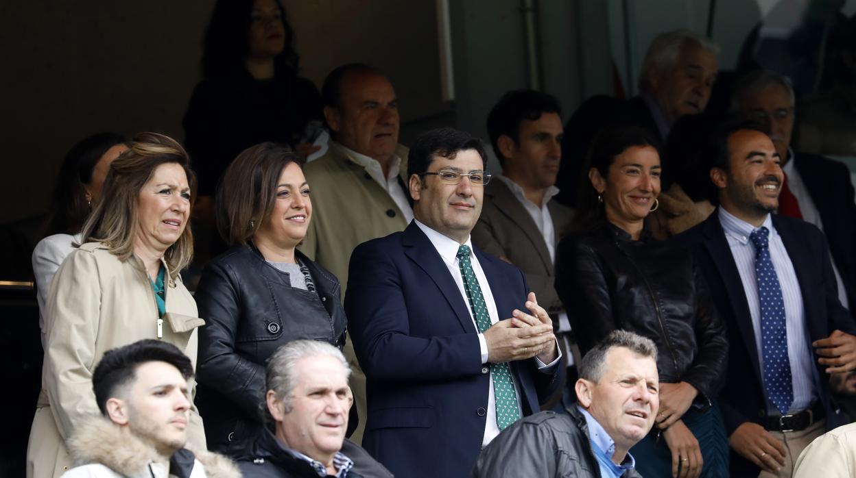 La alcaldesa de Córdoba, Isabel Ambrosio, junto a Jesús León y Magdalena Entrenas, en el palco