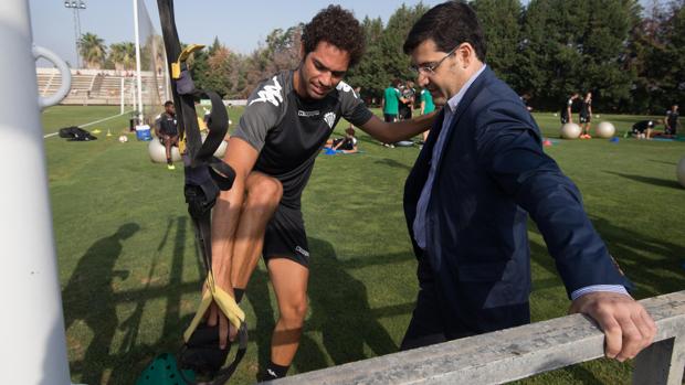 Cumbre de la plantilla del Córdoba CF con Jesús León