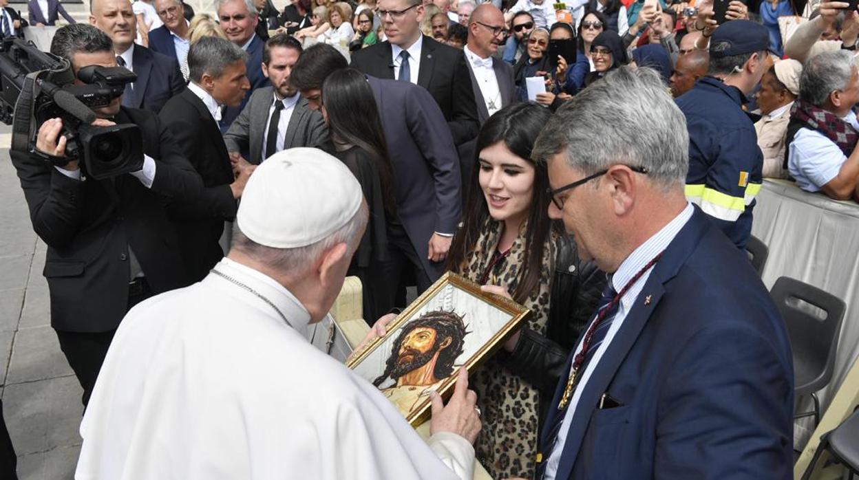 El Papa Francisco I recibe un cuadro del Cristo de la Expiración de la Rambla en el Vaticano